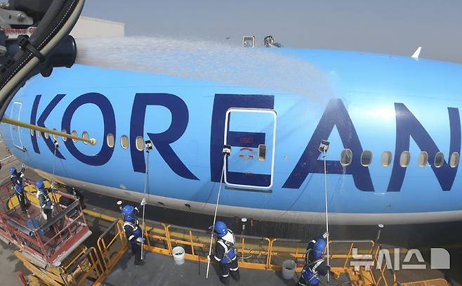 [서울=뉴시스] 김명년 기자 = 24일 오전 인천국제공항에 위치한 대한항공 정비 격납고에서 관계자들이 봄맞이 항공기 동체 세척을 하고 있다.(공동취재) 2025.04.24. kmn@newsis.com