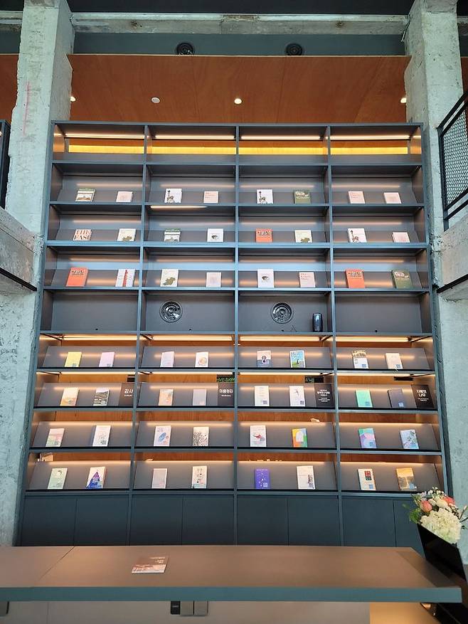 [수원=뉴시스] 수원 지관서가 내부 전경. (사진=수원시 제공) 2025.04.24. photo@newsis.com *재판매 및 DB 금지