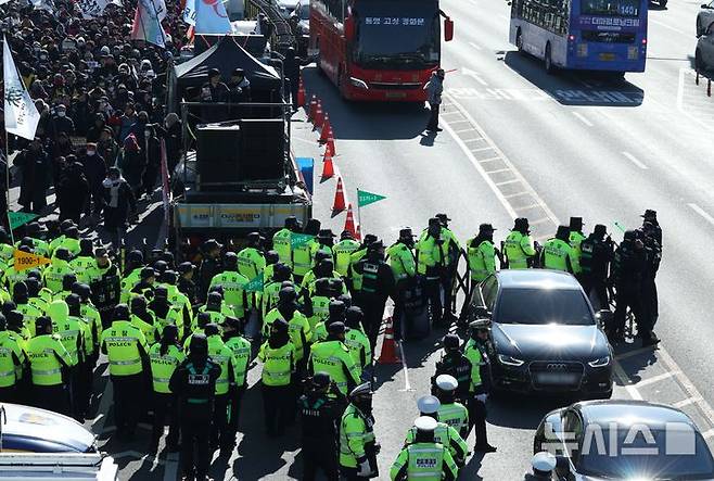 [서울=뉴시스] 고범준 기자 = 지난 1월4일 서울 용산구 대통령 관저 인근에서 민주노총 집회 참가자들이 관저 방향으로 행진을 하려하자 경찰들이 막아서고 있다. 2025.01.04. bjko@newsis.com
