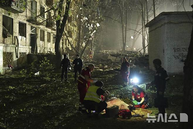 [키이우=AP/뉴시스] 24일(현지 시간) 우크라이나 키이우에서 의료진이 러시아의 탄도미사일 공격으로 부상한 주민을 치료하고 있다. 비탈리 클리치코 키이우 시장은 러시아의 대규모 공격으로 최소 2명이 숨지고 어린이 6명과 임산부 등 54명이 다쳤다고 밝혔다. 2025.04.24.