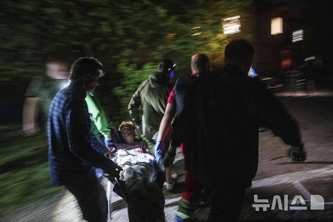 [키이우=AP/뉴시스] 24일(현지 시간) 우크라이나 키이우의 주택가에서 우크라이나 구조대원들이 러시아의 공습으로 부상당한 피해자를 이송하고 있다. 비탈리 클리치코 키이우 시장은 러시아의 대규모 공격으로 최소 2명이 숨지고 6명의 어린이와 임산부 등 54명이 부상했다고 밝혔다. 2025.04.24.