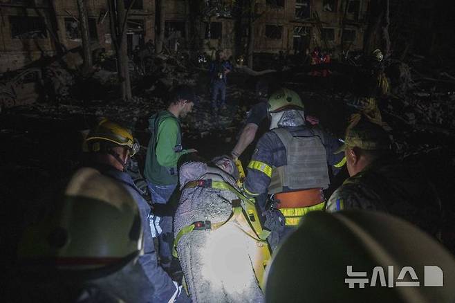 [키이우=AP/뉴시스] 24일(현지 시간) 우크라이나 키이우의 주택가에서 우크라이나 구조대원들이 러시아의 공습으로 부상당한 피해자를 이송하고 있다. 비탈리 클리치코 키이우 시장은 러시아의 대규모 공격으로 최소 2명이 숨지고 6명의 어린이와 임산부 등 54명이 부상했다고 밝혔다. 2025.04.24.