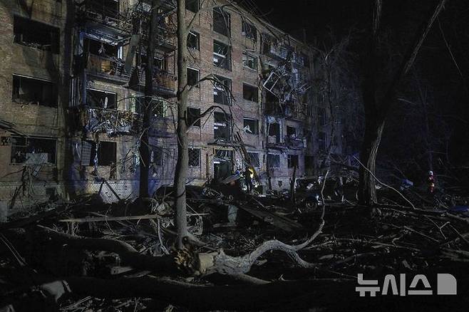 [키이우=AP/뉴시스] 24일(현지 시간)러시아의 공습으로 파손된 우크라이나 키이우의 주택가에서 구조대원들이 잔해를 치우고 있다. 비탈리 클리치코 키이우 시장은 러시아의 대규모 공격으로 최소 2명이 숨지고 6명의 어린이와 임산부 등 54명이 부상했다고 밝혔다. 2025.04.24.