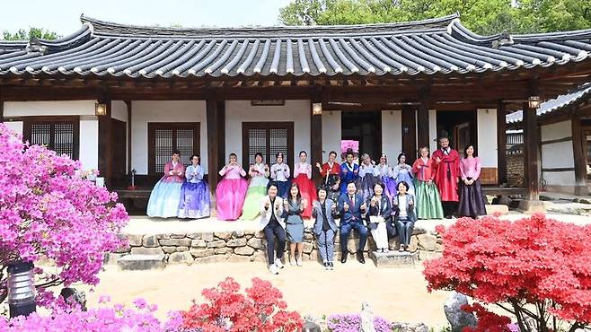 [대전=뉴시스] 조명휘 기자 = 프랑스 디종 한글학교 방문단이 24일 대전 대덕구 동춘당 공원을 방문해 역사탐방을 하고 있다. (사진= 대덕구의회 제공) 2025.04.24. photo@newsis.com  *재판매 및 DB 금지