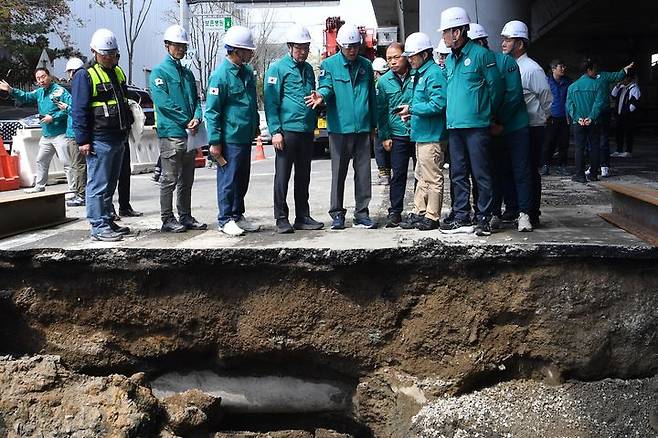 [부산=뉴시스] 13일 오전 박형준 부산시장과 시 관계자들이 사상구의 한 횡단보도에서 발생한 싱크홀(땅꺼짐) 현장을 찾아 둘러보고 있다. (사진=부산시 제공) 2025.04.13. photo@newsis.com *재판매 및 DB 금지