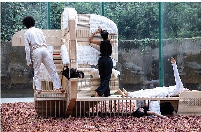 <무각섬 전시 : 퍼포먼스 2024 > 사진 정효섭 *재판매 및 DB 금지