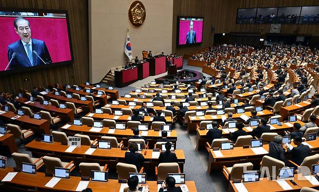 [서울=뉴시스] 국회사진기자단 = 한덕수 대통령 권한대행 겸 국무총리가 24일 서울 여의도 국회에서 추가경정예산안 제출과 관련한 시정 연설을 하고 있다. 대통령 권한대행의 국회 시정 연설은 1979년 박정희 전 대통령 사망 당시 최규하 권한대행 이후 46년 만이다. 2025.04.24. photo@newsis.com