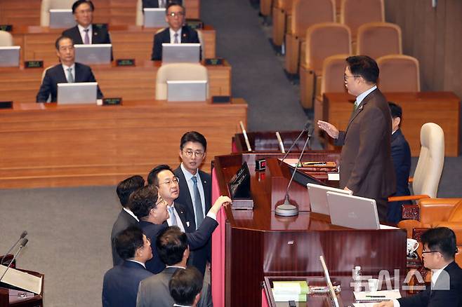 [서울=뉴시스] 국회사진기자단 = 우원식 국회의장이 24일 오전 서울 여의도 국회 본회의장에서 2025년도 제1회 추가경정예산안에 대한 정부의 시정연설을 마친 한덕수 대통령 권한대행에게 유감을 표하자, 권성동 국민의힘 원내대표가 우 의장에게 항의하고 있다. 2025.04.24. photo@newsis.com