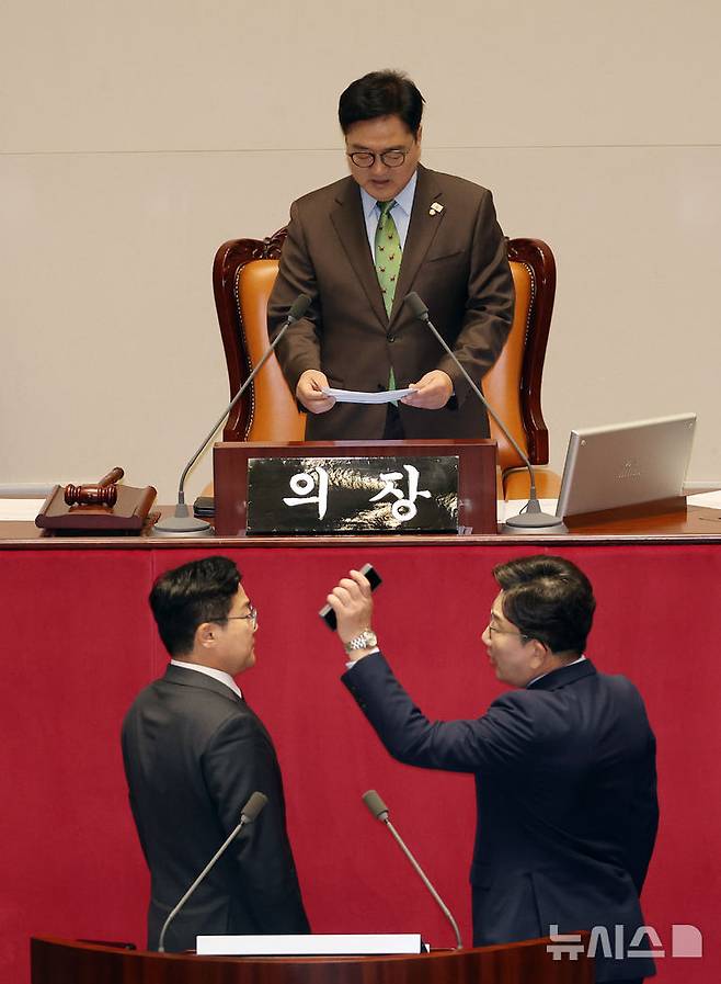 [서울=뉴시스] 국회사진기자단 = 권성동 국민의힘 원내대표와 당 일부 의원들이 24일 서울 여의도 국회 본회의장에서 열린 제242회 국회(임시회) 제6차 본회의에서 한덕수 대통령 권한대행 국무총리의 추가경정예산안 시정연설이 끝난 뒤 이어진 우원식 국회의장의 발언에 항의하고 있다. 2025.04.24. photo@newsis.com