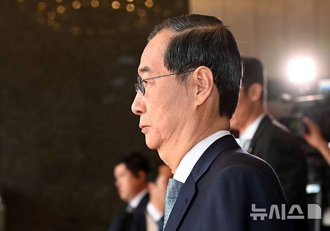 [서울=뉴시스] 국회사진기자단 = 덕수 대통령 권한대행 국무총리가 24일 오전 서울 여의도 국회에서 추가경정예산안 시정연설을 마치고 국회를 나서고 있다. 2025.04.24. photo@newsis.com