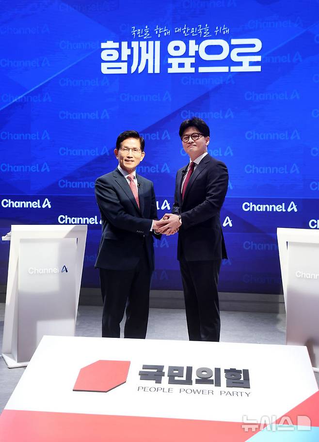 [서울=뉴시스] 국회사진기자단 = 제21대 대통령 선거 국민의힘 2차 경선 진출자인 김문수(왼쪽), 한동훈 후보가 24일 서울 종로구 동아미디어센터 채널A 오픈스튜디오에서 열린 2차 경선토론회 1:1 맞수 토론에 앞서 악수하고 있다. 2025.04.24. photo@newsis.com