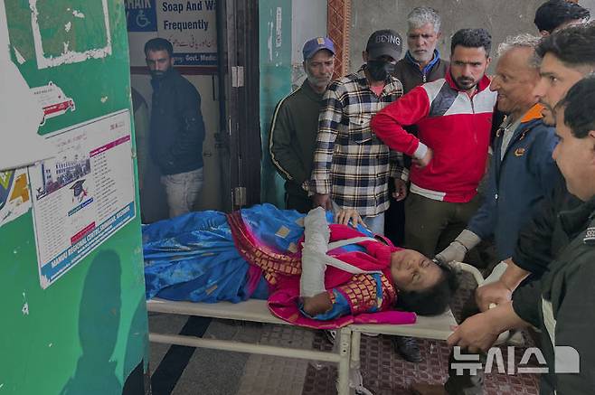 [아난트나그=AP/뉴시스]22일(현지시각) 인도령 카슈미르 파할감에서 무장괴한들의 총격으로 부상한 관광객들이 아난트나그에 있는 병원으로 이송돼 들것에 실려 내리고 있다. 인도는 24일 카슈미르 분쟁 지역에서 26명의 사망자를 낸 치명적 공격의 배후에 파키스탄이 있다고 비난하며 파키스탄 외교관 여러 명에게 뉴델리를 떠날 것을 요구하는 한편 파키스탄에 주재하는 인도 외교관 일부에 소환령을 내렸다. 2025.04.24.