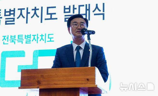 [전주=뉴시스] 24일 전주비전대학교 나래관에서 더불어민주당 이재명 대통령 후보 원외조직인 '더명 전북' 발대식이 열린 가운데 유의식 전북 상임대표가 인사말을 하고 있다. 2025.04.24  *재판매 및 DB 금지