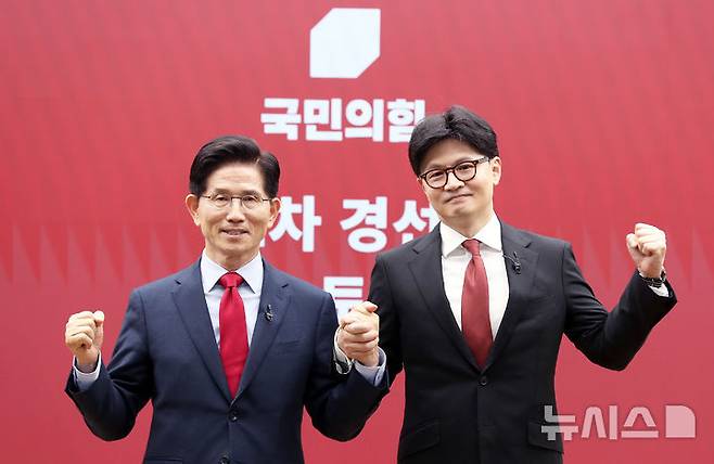 [서울=뉴시스] 국회사진기자단 = 김문수(왼쪽), 한동훈 제21대 대통령 선거 국민의힘 경선 후보가 23일 서울 여의도 국민의힘 중앙당사에서 열린 2차 경선토론회 미디어데이에서 서로를 1:1 맞수 토론 상대로 선택한 뒤 기념촬영을 하고 있다. 2025.04.23. photo@newsis.com