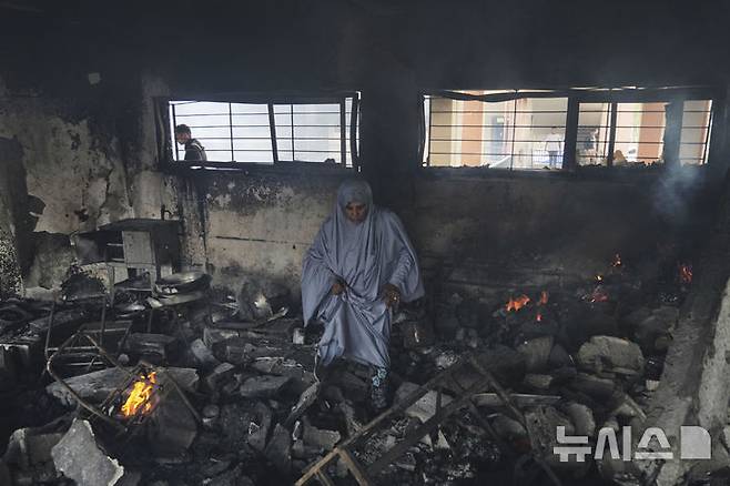 [AP/뉴시스] 23일 가자 지구 가자 시티의 유피아 학교가 이스라엘 공습을 맞아 완전히 부서졌다