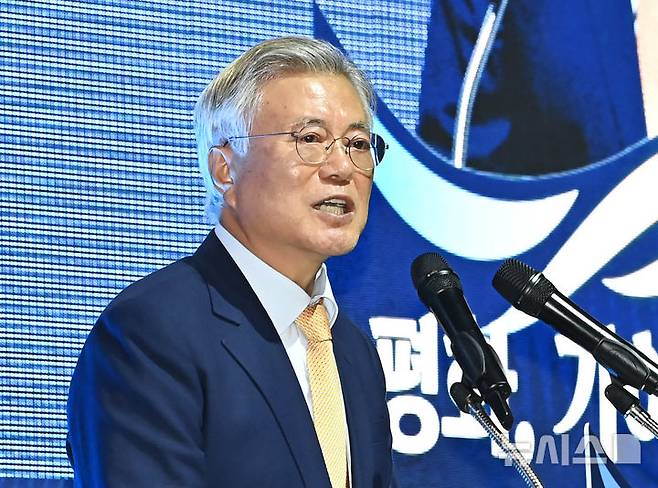 [수원=뉴시스] 지난해 10월4일 경기도 수원시 영통구 수원컨벤션센터에서 열린 10.4 남북정상선언 17주년 기념식에 참석해 기조연설을 하는 문재인 전 대통령. (사진=뉴시스 DB). photo@newsis.com