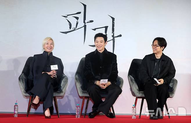 [서울=뉴시스] 김혜진 기자 = 배우 이혜영(왼쪽부터), 김성철, 민규동 감독이 27일 오전 서울 광진구 롯데시네마 건대입구에서 열린 영화 '파과'(감독 민규동) 제작보고회에서 인사말을 하고 있다.'파과'는 바퀴벌레 같은 인간들을 처리하는 조직에서 40여 년간 활동한 레전드 킬러 조각(이혜영)과 평생 그를 쫓은 미스터리한 킬러 투우(김성철)의 강렬한 대결을 그린 액션 드라마다. 오는 5월 1일 개봉 예정. 2025.03.27. jini@newsis.com