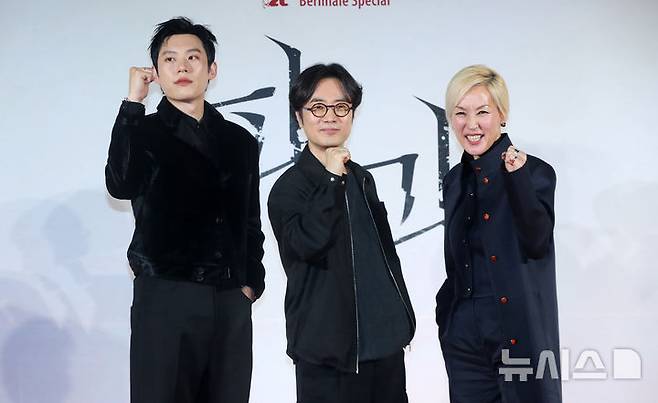 [서울=뉴시스] 김혜진 기자 = 배우 김성철(왼쪽부터), 민규동 감독, 이혜영이 27일 오전 서울 광진구 롯데시네마 건대입구에서 열린 영화 '파과'(감독 민규동) 제작보고회에서 포즈를 취하고 있다.'파과'는 바퀴벌레 같은 인간들을 처리하는 조직에서 40여 년간 활동한 레전드 킬러 조각(이혜영)과 평생 그를 쫓은 미스터리한 킬러 투우(김성철)의 강렬한 대결을 그린 액션 드라마다. 오는 5월 1일 개봉 예정. 2025.03.27. jini@newsis.com