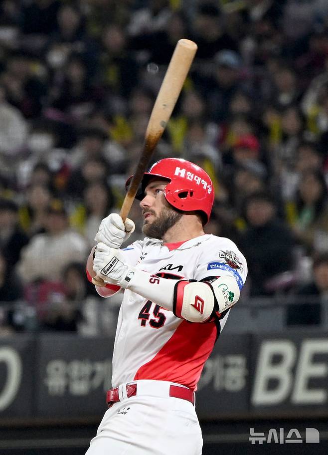 [광주=뉴시스] 김혜인 기자 = 25일 오후 광주 북구 기아챔피언스필드에서 열린 2025 프로야구 KIA타이거즈와 키움 히어로즈의 경기, KIA위즈덤이 4회 말 홈런을 날리고 있다. 2025.03.25. hyein0342@newsis.com