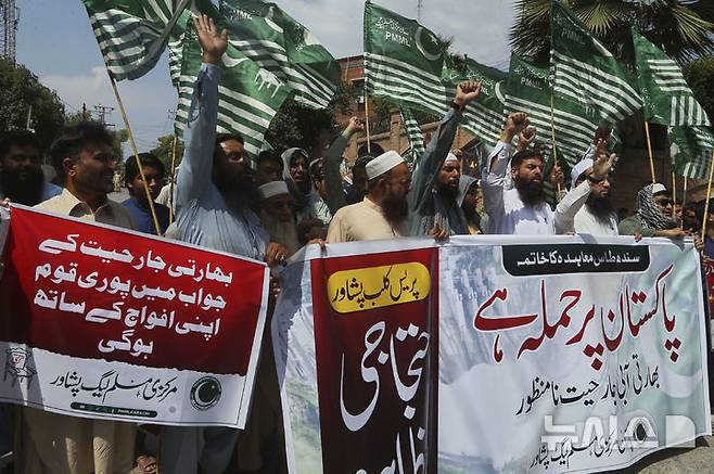 [페샤와르(파키스탄)=AP/뉴시스]파키스탄 무르카지 무슬림연맹 지지자들이 24일 파키스탄 페샤와르에서 인도와 파키스탄의 물 공유 조약 중단에 반대하는 시위를 벌이며 구호를 외치고 있다. 현수막에는 '물공유 조약 중단은 파키스탄에 대한 공격'이라고 쓰여 있다. 파키스탄은 24일 인도 국민에 대한 비자를 취소하고 모든 인도 소유 또는 인도 운영 항공사에 대해 파키스탄 영공을 폐쇄했으며 제3국을 통하는 것을 포함하여 인도와의 모든 무역을 중단했다. 2025.04.24.