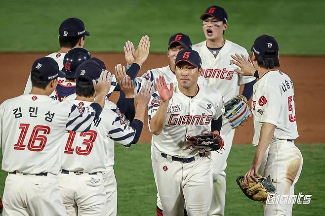 [서울=뉴시스] 프로야구 롯데 자이언츠 선수단. (사진 = 롯데 자이언츠 제공) *재판매 및 DB 금지