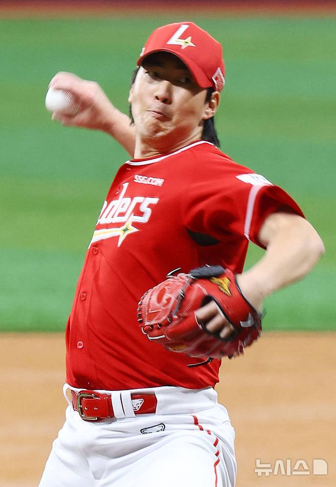 [서울=뉴시스] 박주성 기자 = 30일 오후 서울 구로구 고척스카이돔에서 열린 프로야구 2025 KBO리그 SSG 랜더스 대 키움 히어로즈의 경기, SSG 선발 문승원이 역투하고 있다. 2025.03.30. park7691@newsis.com