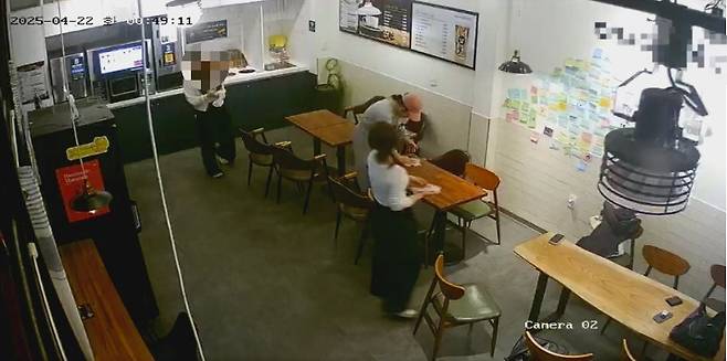 한 무인카페 CCTV 캡처 [출처='아프니까 사장이다' 카페 게시글]