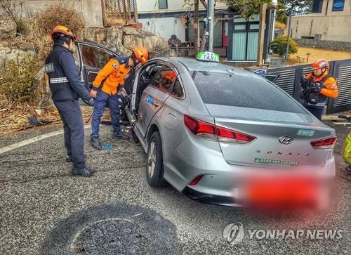 울산서 택시 담벼락 충돌사고 [연합뉴스 제공]
