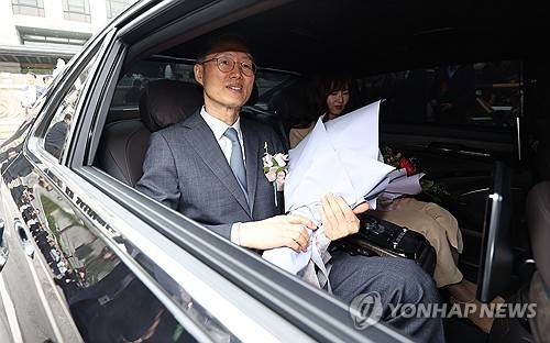 헌재 떠나는 문형배 헌재소장 권한대행 (서울=연합뉴스) 김인철 기자 = 문형배 헌법재판소장 권한대행이 18일 서울 종로구 헌법재판소에서 열린 퇴임식을 마친 뒤 환송을 받으며 헌재를 나서고 있다. 2025.4.18 yatoya@yna.co.kr