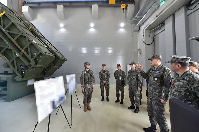 김명수 합참의장, 전술지대지유도무기(KTSSM) 사격대 현장 점검 [합동참모본부 제공]