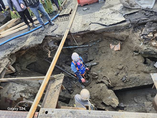부산 도시철도 사상~하단선 인근 땅꺼짐 [연합뉴스 제공]