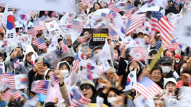 윤석열 대통령 탄핵 반대 집회에서 참석자들이 태극기를 흔들고 있다. 류영주 기자