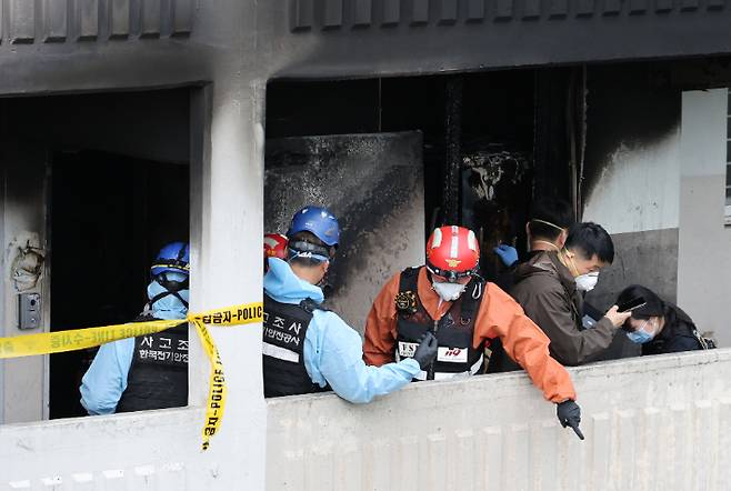 서울 관악구 봉천동 한 아파트에서 화재가 발생, 과학수사대원들이 현장을 감식하고 있다. 연합뉴스