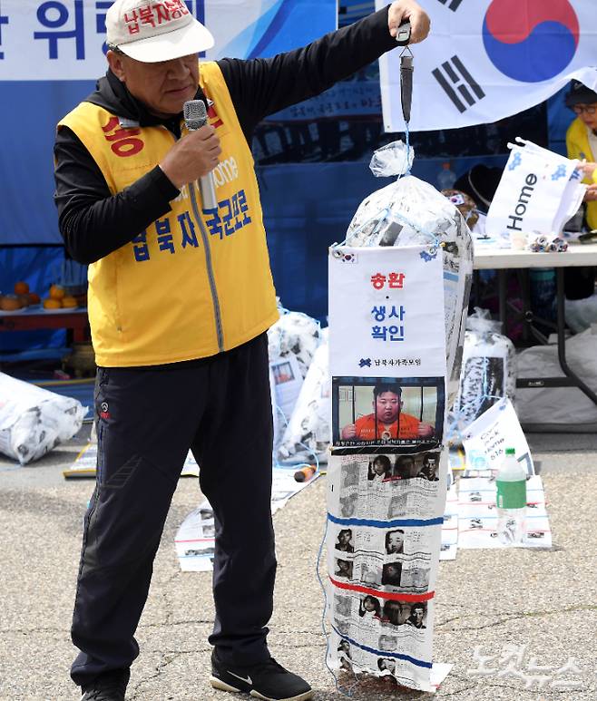 대북전단 살포를 예고한 납북피해가족연합회 최성룡 대표가 23일 오전 경기 파주 임진각 입구에서 대북전단 풍선의 무게를 재고 있다. 황진환 기자