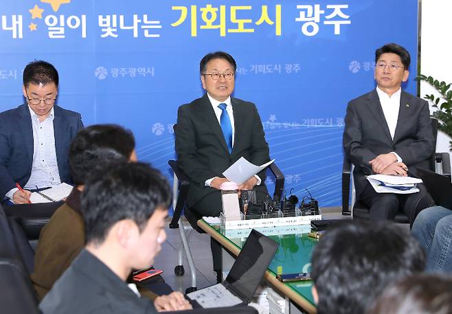 강기정 광주광역시장이 지난 14일 오전 시청 5층 기자실에서 출입기자들과 차담회를 갖고 '광주 AI 중심도시 구축' 등 시정 주요현안에 대해 설명하고 있다. 광주광역시 제공