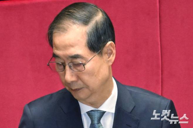 한덕수 대통령 권한대행 국무총리가 24일 서울 여의도 국회 본회의장에서 2025년도 제1회 추가경정예산안에 대한 정부의 시정연설을 마치고 퇴장하고 있다. 윤창원 기자