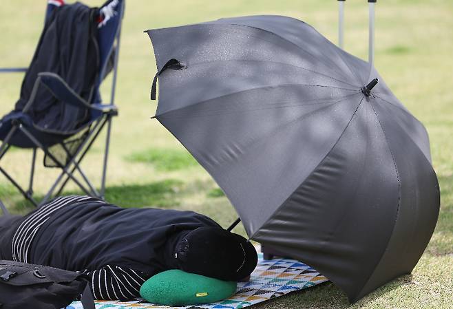 날이 개면서 기온이 다소 올라 초여름 날씨를 보인 23일 서울 서초구 반포한강공원에서 한 시민이 휴식을 취하고 있다.  연합뉴스