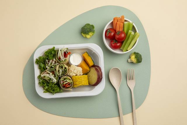 섬유질이 풍부한 채소로 만든 샐러드 식단. 이미지투데이