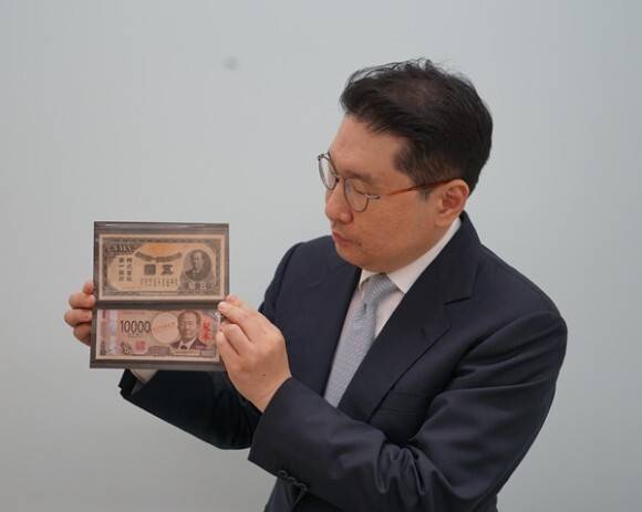 이상현 태인 대표가 일본 제일은행 관련 지폐를 공개한 모습. 태인