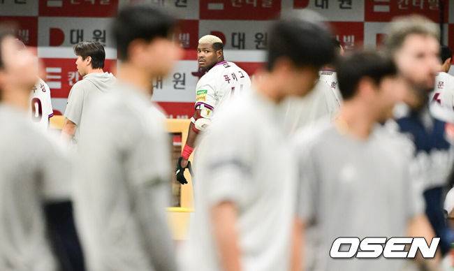 [OSEN=고척, 박준형 기자] 두산 베어스가 23일 서울 고척스카이돔에서 열린 2025 신한 SOL뱅크 KBO리그 키움 히어로즈와의 시즌 4차전에서 8-2로 승리했다.두산은 전날 패배 설욕과 함께 3연패에서 탈출하며 시즌 10승 14패를 기록했다. 반면 연승이 좌절된 키움은 9승 18패가 됐다. 경기종료 후 키움 푸이그가 두산 선수단을 바라보고 있다  2025.04.23