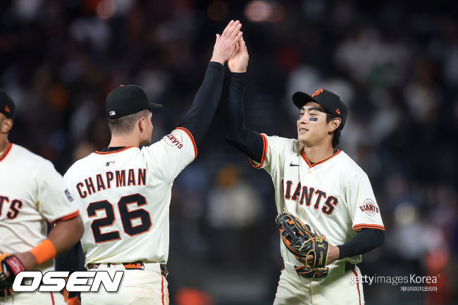 [사진] 샌프란시스코 이정후(오른쪽)가 맷 채프먼과 승리를 기뻐하고 있다. ⓒGettyimages(무단전재 및 재배포 금지)