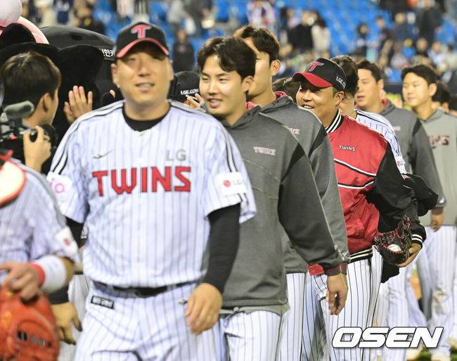 [OSEN=잠실, 김성락 기자] 프로야구 LG 트윈스가 NC 다이노스를 꺾고 2연패에서 벗어났다. LG는 23일 잠실구장에서 열린 2025 KBO리그 NC와 경기에서 3-0으로 승리하며 전날 패배를 설욕했다.  경기 종료 후 LG 선수들이 기쁨을 나누고 있다. 2025.04.23 / ksl0919@osen.co.kr