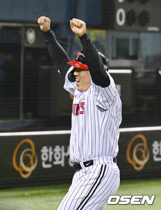[OSEN=잠실, 김성락 기자] 23일 오후 서울 잠실야구장에서 2025 신한 SOL Bank KBO리그 LG 트윈스와 NC 다이노스의 경기가 열렸다.LG는 송승기, NC는 로건을 선발 투수로 내세웠다.7회말 종료 후 LG 김현수가 더그아웃으로 이동하고 있다. 2025.04.23 / ksl0919@osen.co.kr