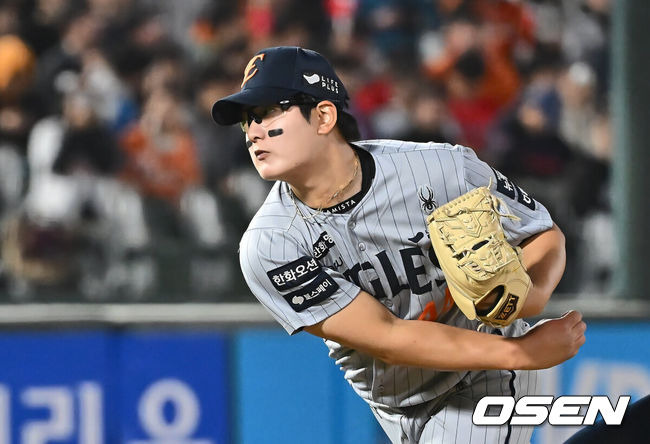[OSEN=부산, 이석우 기자] 23일 부산 사직야구장에서 2025 신한 SOL 뱅크 KBO 리그 롯데 자이언츠와 한화 이글스의 경기가 열렸다. 홈팀 롯데는 반즈, 방문팀 한화는 와이스가 선발 출전했다.한화 이글스 김서현이 역투하고 있다. 2025.04.23 / foto0307@osen.co.kr