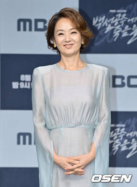 [OSEN=조은정 기자]MBC 새 금토드라마 ‘백설공주에게 죽음을’ 제작발표회가 14일 오후 서울 마포구 상암 MBC 골든마우스홀에서 열렸다.'백설공주에게 죽음을-Black Out'은 시신이 발견되지 않은 미스터리한 살인사건의 범인으로 지목돼 살인 전과자가 된 청년이 10년 후 그날의 진실을 밝히는 과정을 담은 역추적 범죄 스릴러 드라마다.&nbsp;배우 배종옥이 포즈를 취하고 있다. 2024.08.14/cej@osen.co.kr