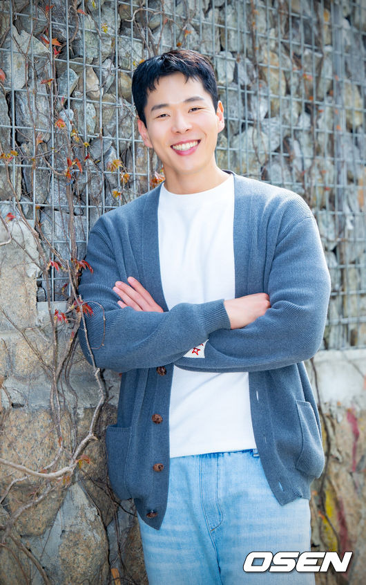 [OSEN=민경훈 기자] 배우 주연우가 최근 서울 마포구 합정동 OSEN 사옥에서 인터뷰를 가졌다.주연우는 지난 12일 종영한 SBS 금토드라마 ‘보물섬’에서 비선 실세 염장선(허준호 분)의 오른팔 천구호 역을 맡아 열연을 펼쳤다.배우 주연우가 카메라 앞에서 포즈를 취하고 있다. 2025.04.21 / rumi@osen.co.kr