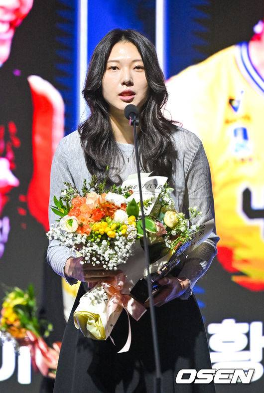 [OSEN=박준형 기자]  14일 오후 서울 서대문구 스위스그랜드호텔에서 2024-2025 V리그 시상식이 진행됐다.여자부는 마지막을 화려하게 장식한 김연경이 정규리그 MVP까지 노리는 반면, 남자부는 트레블을 이끈 레오와 토종 에이스 허수봉이 치열한 경쟁을 펼치고 있다.20주년 베스트7에 선정된 양효진이 소감을 말하고 있다.   2025.04.14 / soul1014@osen.co.kr