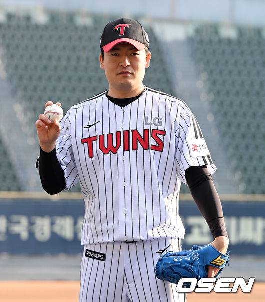 [OSEN=잠실, 지형준 기자] 8일 오후 서울 잠실야구장에서 LG 트윈스 2025년 선수단 신년 인사회가 열렸다. LG 심창민이 포즈를 취하고 있다. 2025.1.8 / jpnews@osen.co.kr