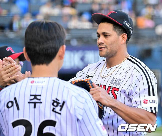 [OSEN=잠실, 민경훈 기자] 24일 오후 서울 잠실야구장에서 2025 신한 SOL Bank KBO리그 LG 트윈스와 NC 다이노스의 경기가 열렸다.홈팀 LG는 치리노스, 원정팀 NC는 라일리를 선발로 내세웠다1회초를 마친 LG 선발 치리노스가 덕아웃에서 하이파이브를 하고 있다. 2025.04.24 / rumi@osen.co.kr