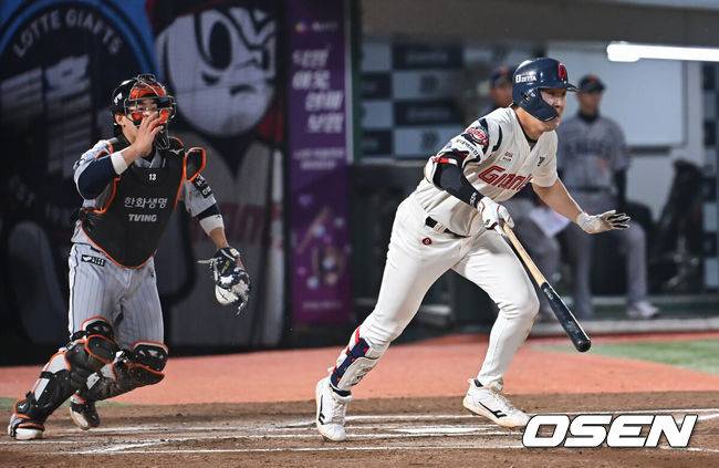 [OSEN=부산, 이석우 기자] 24일 부산 사직야구장에서 2025 신한 SOL 뱅크 KBO 리그 롯데 자이언츠와 한화 이글스의 경기가 열렸다. 홈팀 롯데는 박세웅, 방문팀 한화는 류현진이 선발 출전했다.롯데 자이언츠 나승엽이 6회말 1사 만루 우익수 앞 2타점 안타를 치고 있다. 2025.04.24 / foto0307@osen.co.kr